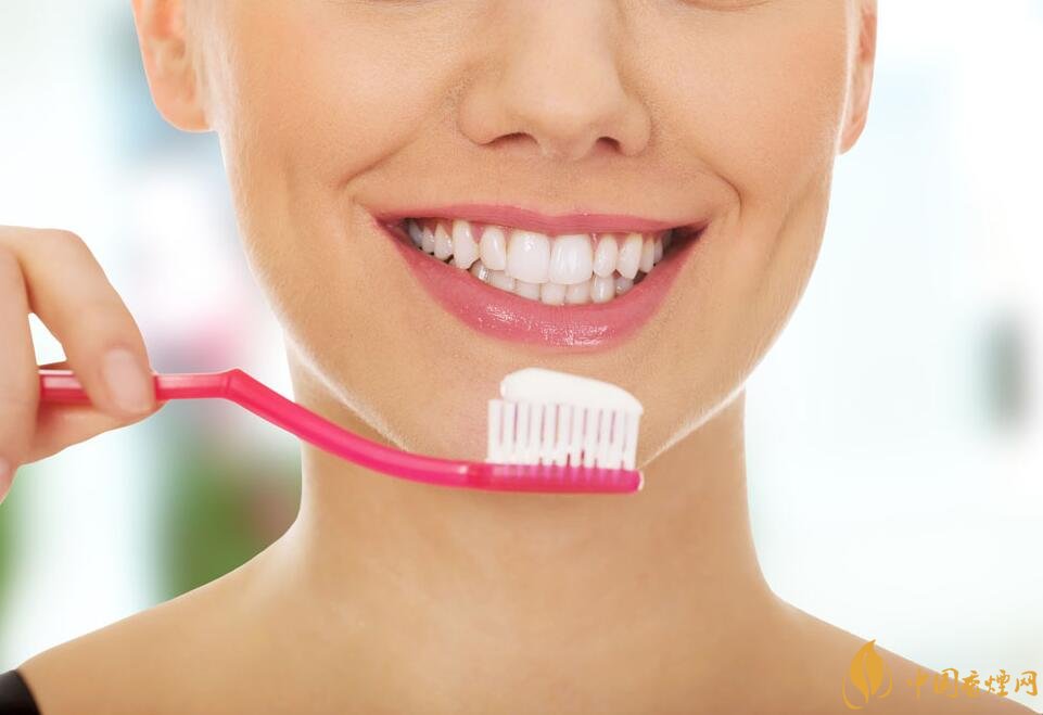 抽煙牙齒黃怎么變白，快速去除煙漬小妙招