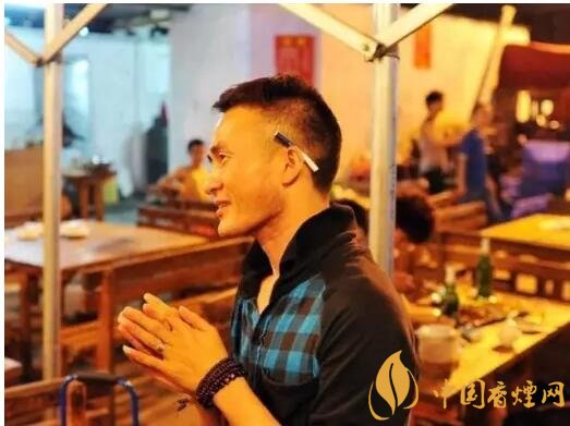 香煙夾耳朵上是怎么來的，耳夾煙是男人的專利